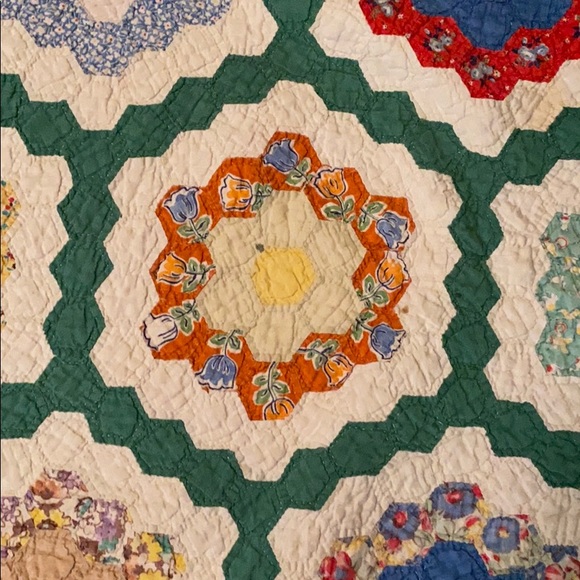Beautiful Antique handmade quilt offers welcome - Picture 3 of 7